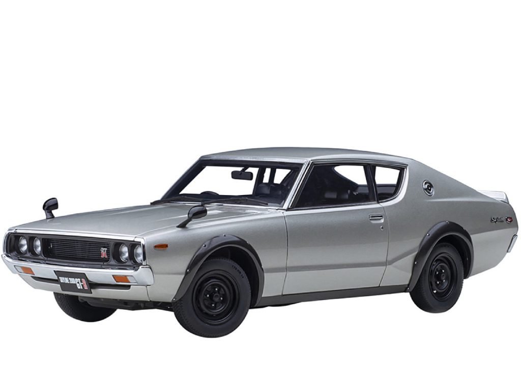 AUTOart 77471 Skyline review: plain steel wheels, detailed compartments
