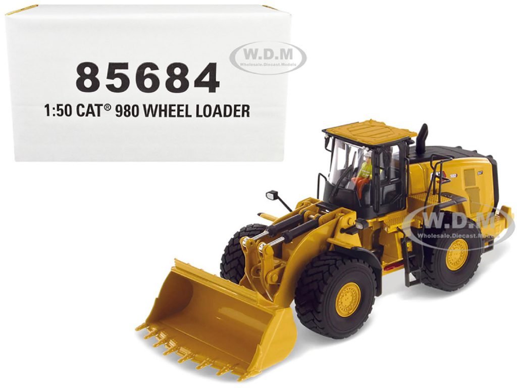 Diecast Masters 85684 CAT 980 review: a toothed-bucket carry scene
