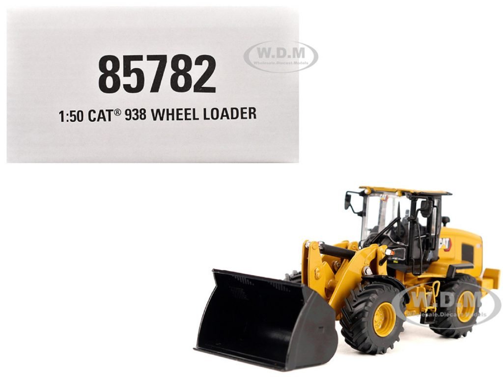 Diecast Masters 85782 CAT 938 review: the lifting beam changes the scene